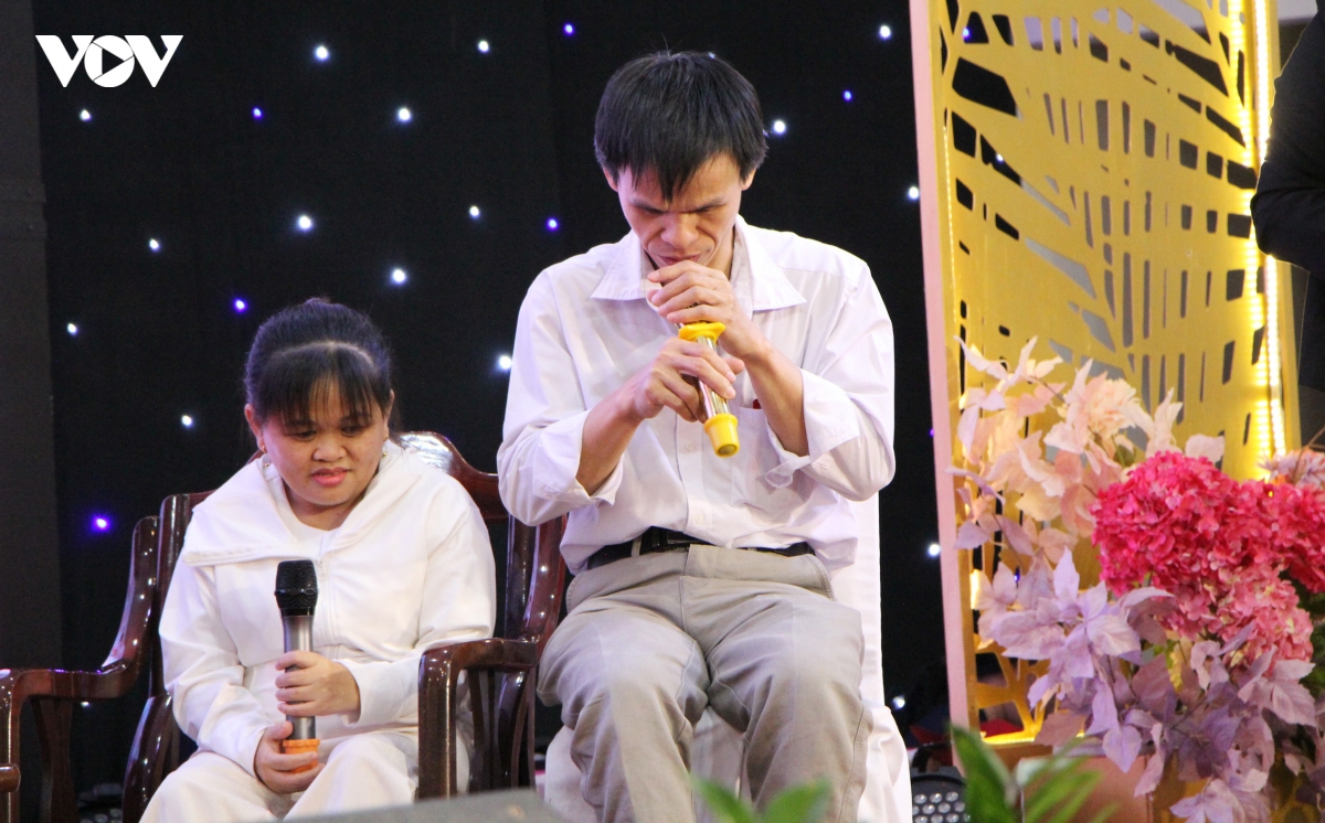 nhung mai am tron yeu thuong cua nguoi khuyet tat hinh anh 1