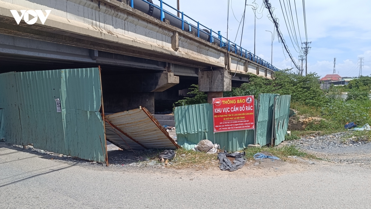 chan cau binh thuan ngon ngang, duong xuong cap, nguoi dan di lai kho so hinh anh 4