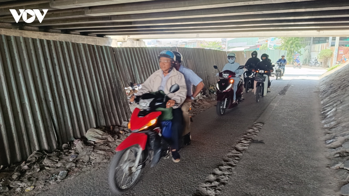 chan cau binh thuan ngon ngang, duong xuong cap, nguoi dan di lai kho so hinh anh 6