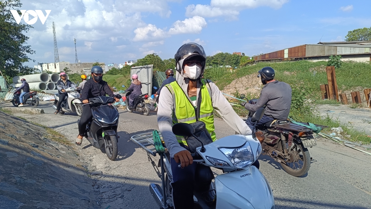 chan cau binh thuan ngon ngang, duong xuong cap, nguoi dan di lai kho so hinh anh 7