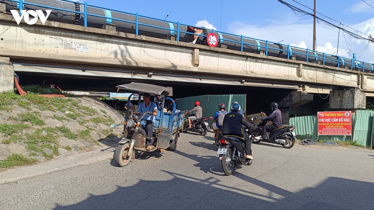 chan cau binh thuan ngon ngang, duong xuong cap, nguoi dan di lai kho so hinh anh 8
