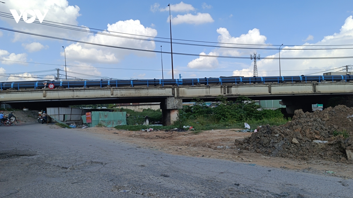 chan cau binh thuan ngon ngang, duong xuong cap, nguoi dan di lai kho so hinh anh 3
