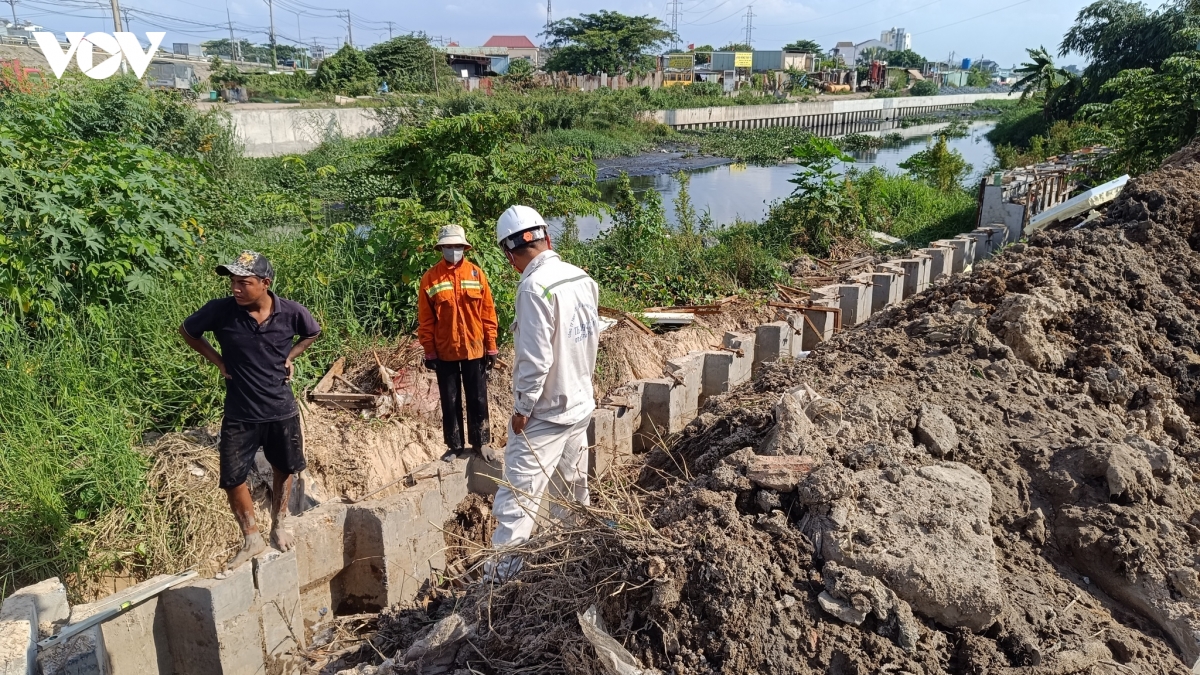 chan cau binh thuan ngon ngang, duong xuong cap, nguoi dan di lai kho so hinh anh 10