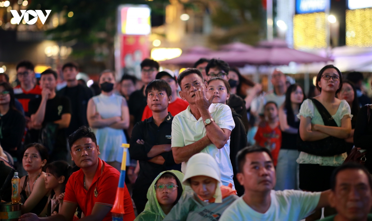 co dong vien tp.hcm tu lo lang den vo hoa khi viet nam nhoc nhan danh bai malaysia hinh anh 8