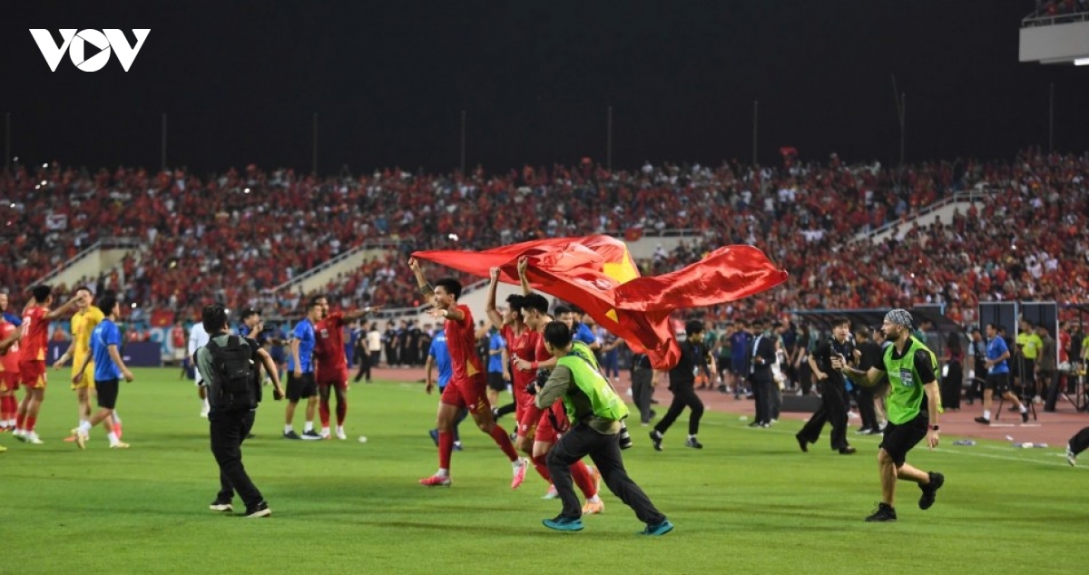 kim sang-sik fights back tears as vietnam celebrate asean cup 2026 triumph picture 10