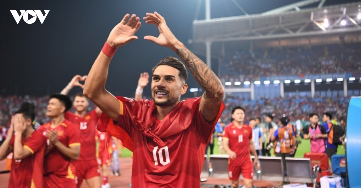 kim sang-sik fights back tears as vietnam celebrate asean cup 2026 triumph picture 3