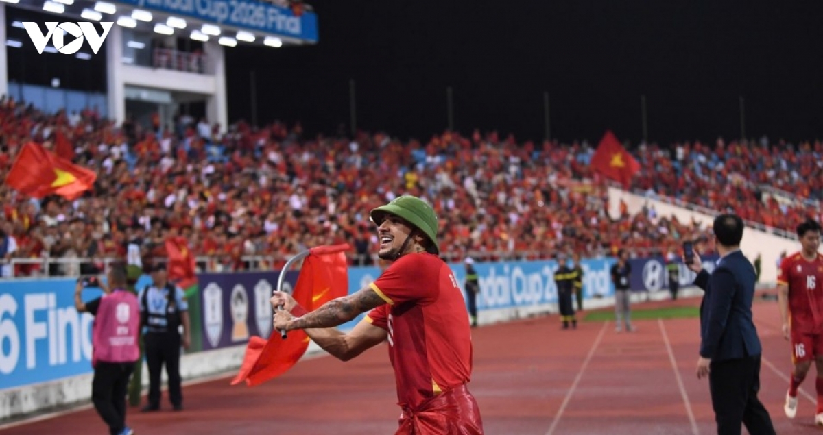 kim sang-sik fights back tears as vietnam celebrate asean cup 2026 triumph picture 4