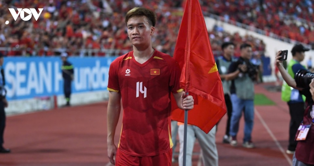 kim sang-sik fights back tears as vietnam celebrate asean cup 2026 triumph picture 5