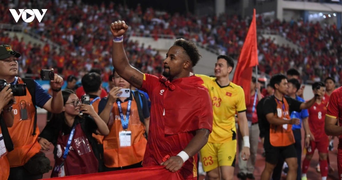 kim sang-sik fights back tears as vietnam celebrate asean cup 2026 triumph picture 6