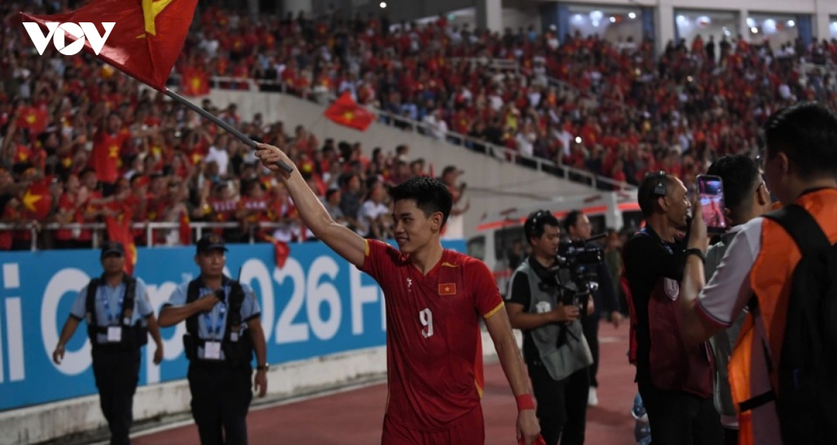 kim sang-sik fights back tears as vietnam celebrate asean cup 2026 triumph picture 7