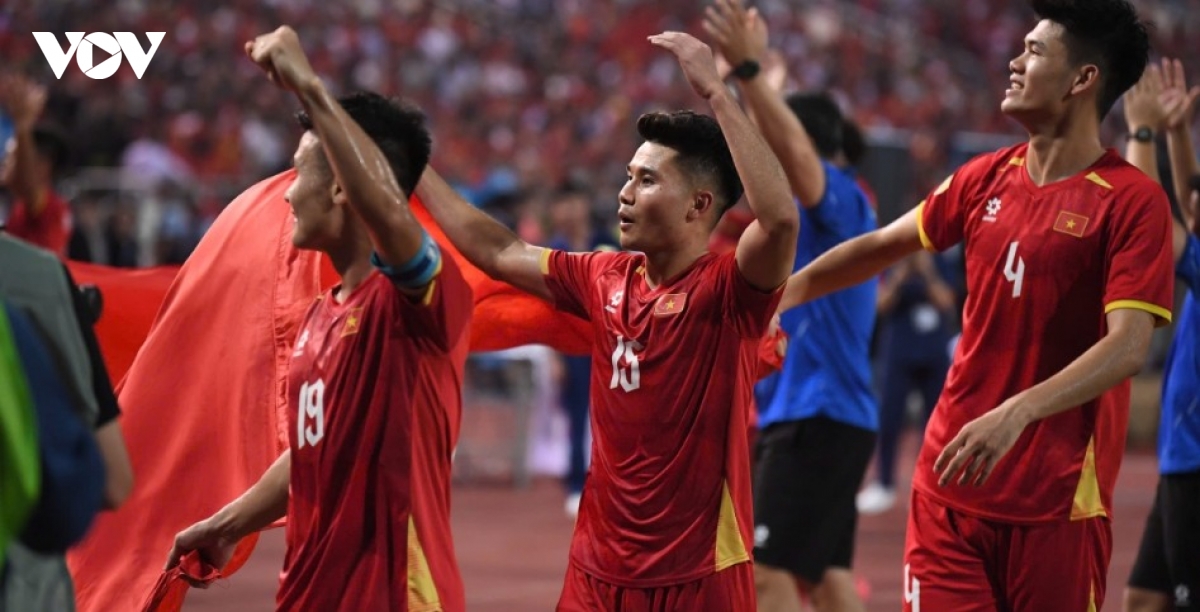 kim sang-sik fights back tears as vietnam celebrate asean cup 2026 triumph picture 9