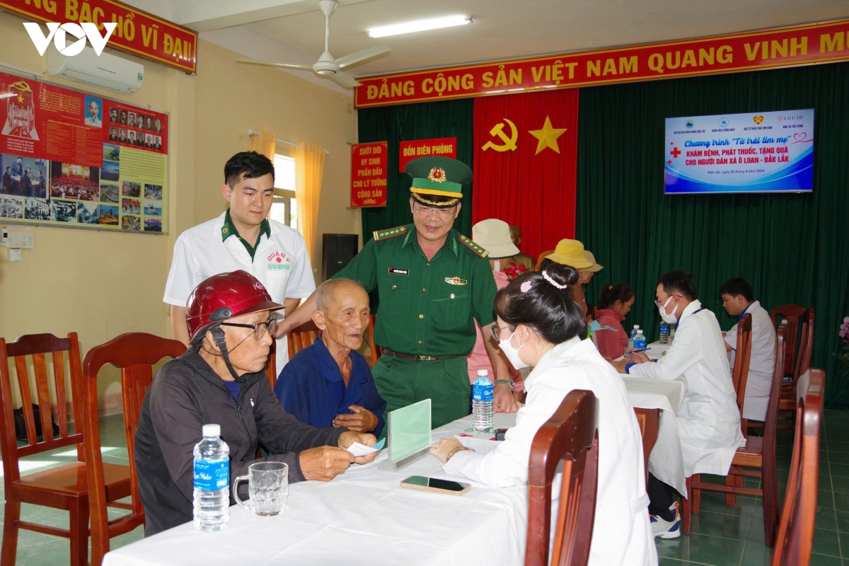 hon 300 nguoi dan Dak lak duoc kham, cap thuoc mien phi hinh anh 1