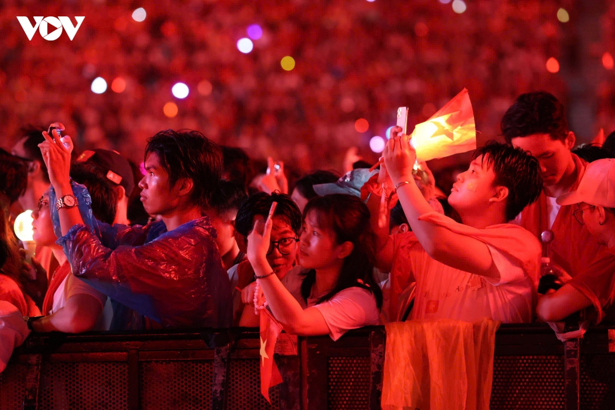 hang chuc ngan nguoi tham du concert to quoc trong tim hinh anh 3