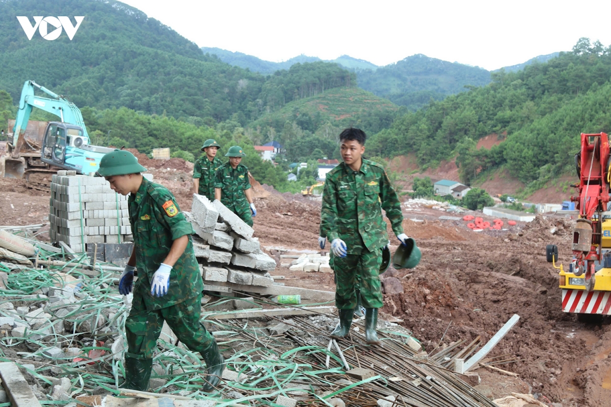 nguoi linh noi bien cuong chung suc dung truong pho thong noi tru lien cap hinh anh 2