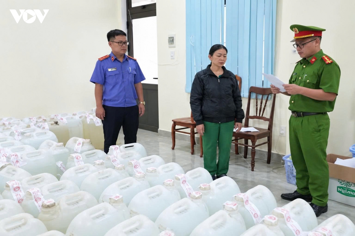 quang ngai khoi to nguoi phu nu pha con cong nghiep voi nuoc la lam ruou gia hinh anh 1