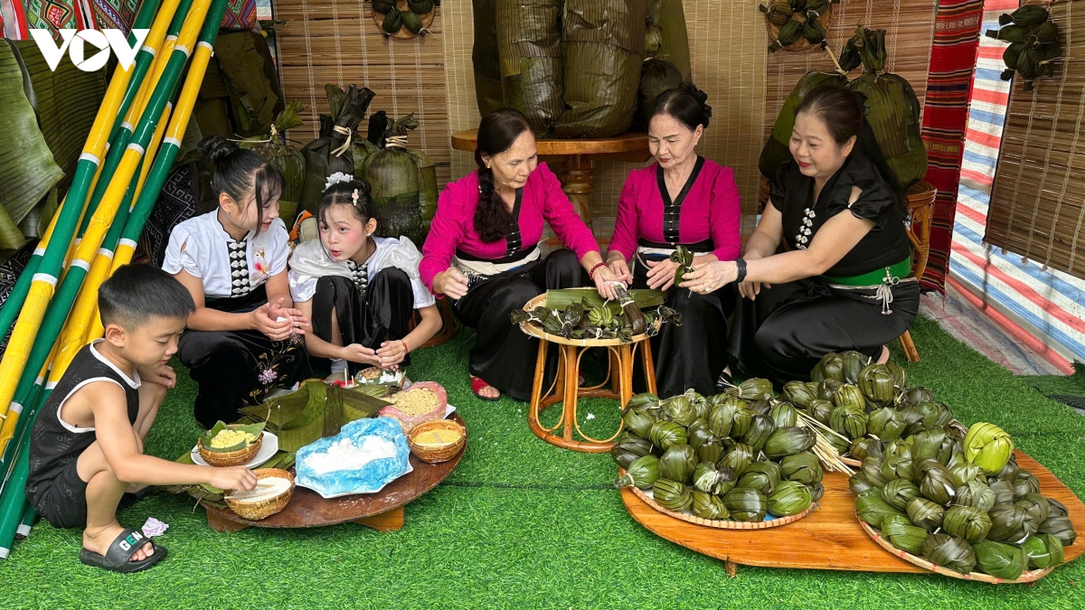 tung bung le hoi tet xip xi cua nguoi thai trang phu yen, son la hinh anh 4
