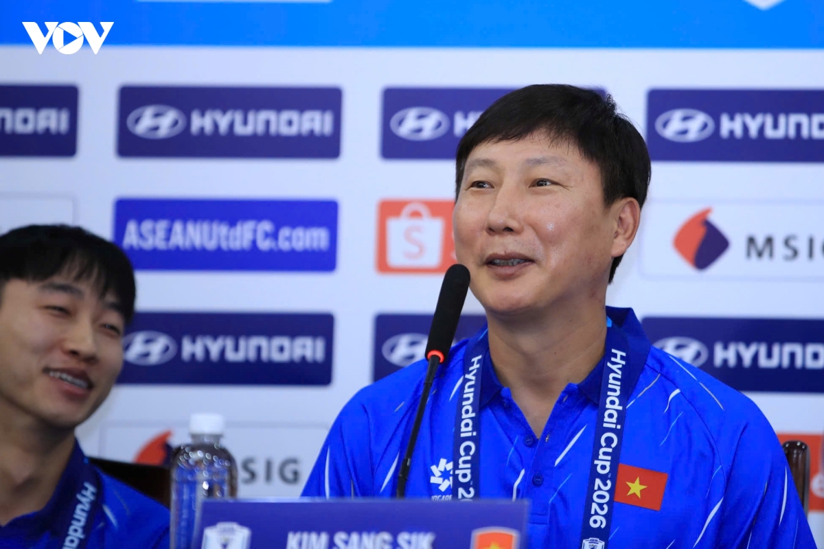 hlv kim sang sik the hien khieu hai huoc truoc tran Dt viet nam vs Dt campuchia hinh anh 1