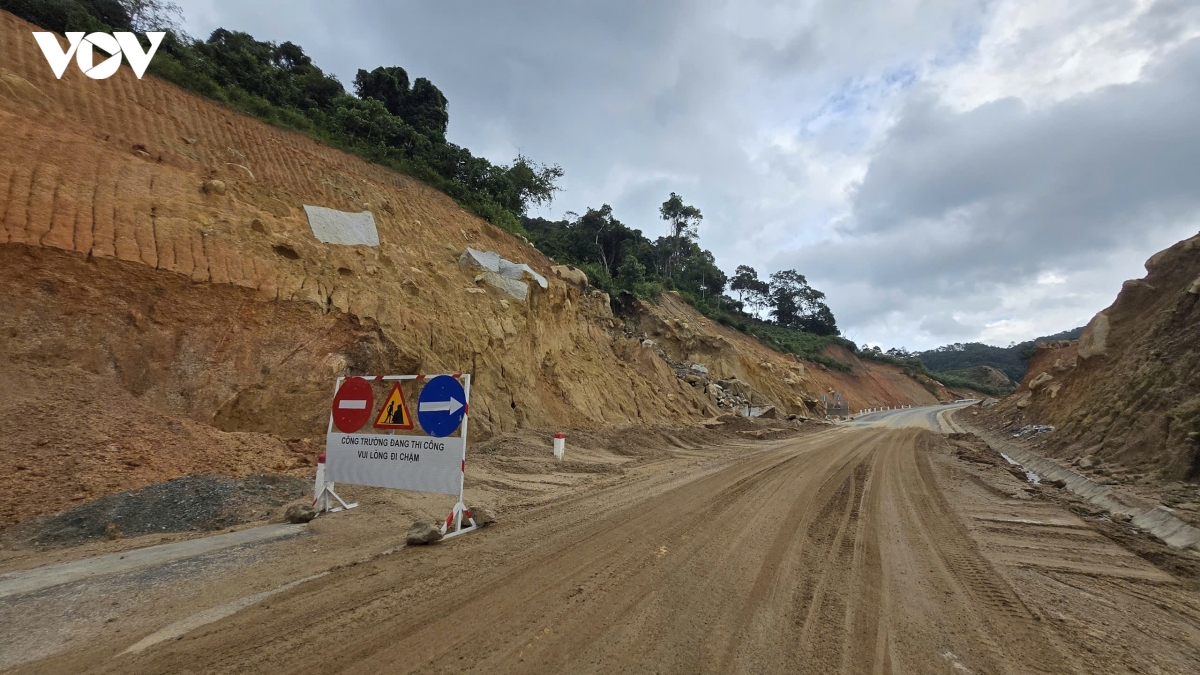 can canh sat lo tren tuyen tinh lo Dt722 noi lam Dong - Dak lak hinh anh 12