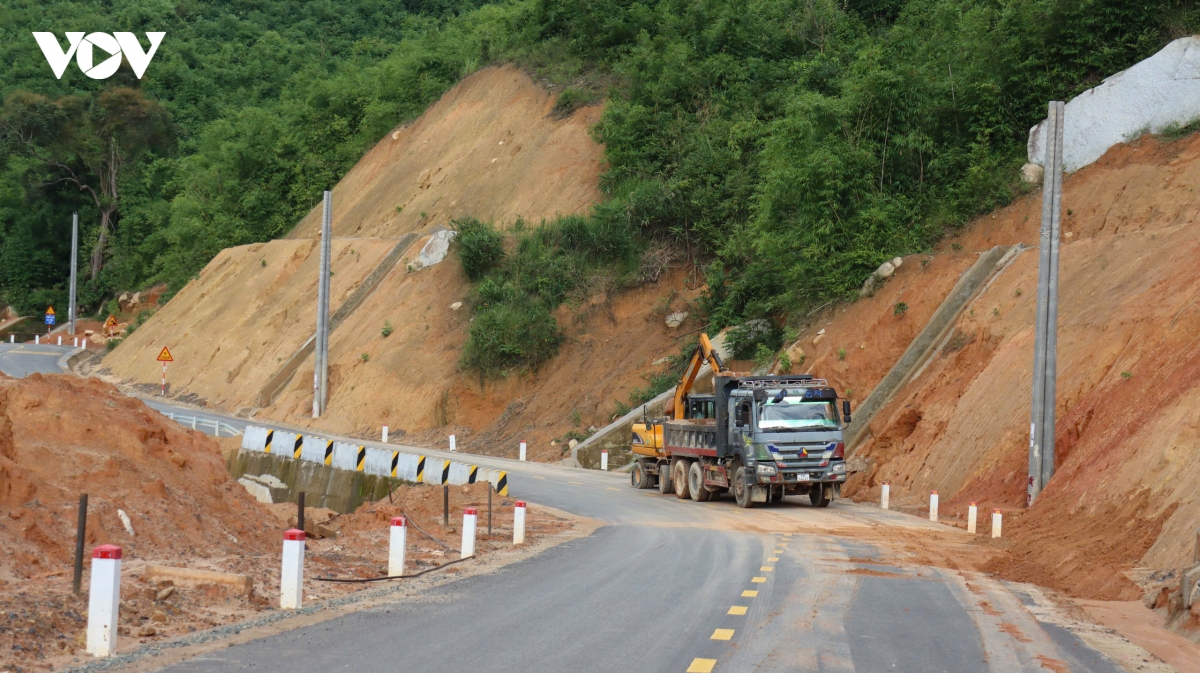 can canh sat lo tren tuyen tinh lo Dt722 noi lam Dong - Dak lak hinh anh 13