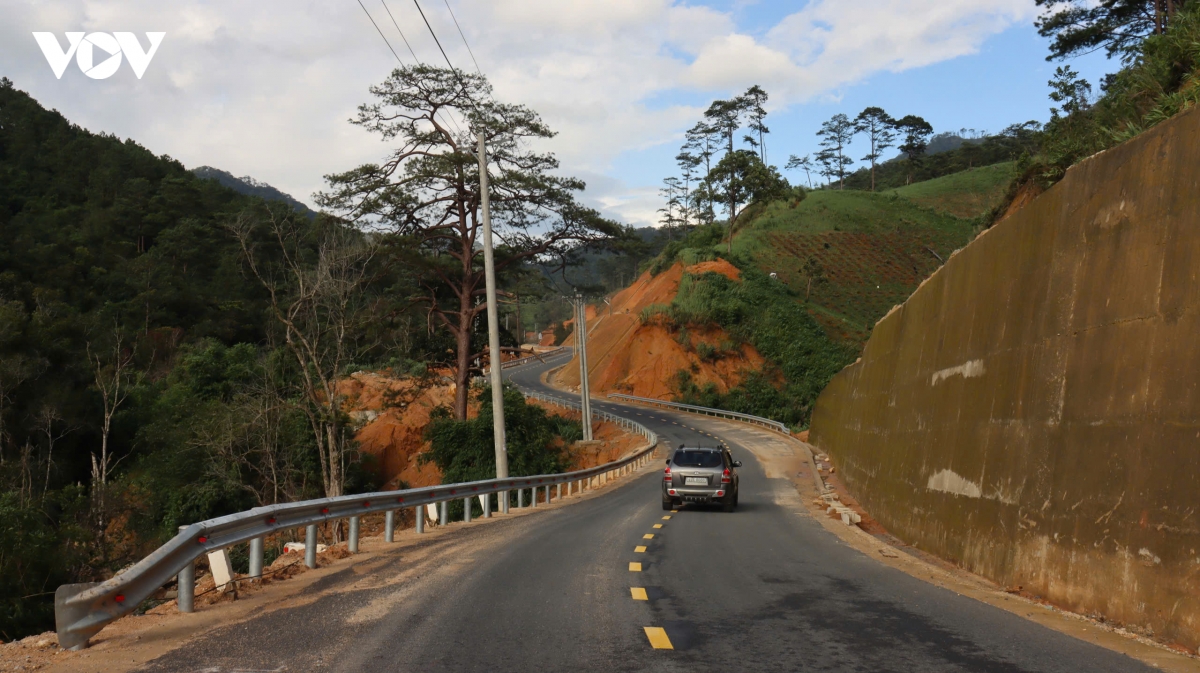 can canh sat lo tren tuyen tinh lo Dt722 noi lam Dong - Dak lak hinh anh 2