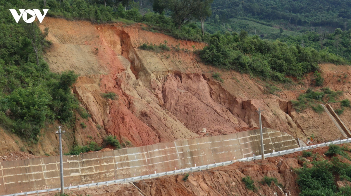 can canh sat lo tren tuyen tinh lo Dt722 noi lam Dong - Dak lak hinh anh 7