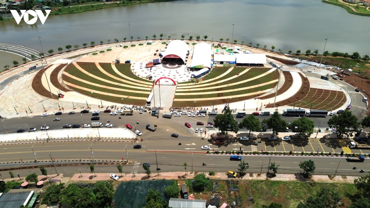 quang truong gia nghia lun toi 20cm, chua nghiem thu mat san hinh anh 2