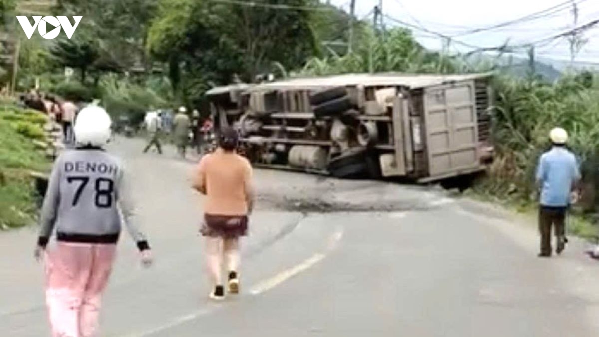 xe tai lat de o to con tren deo, 7 nguoi mac ket hinh anh 1