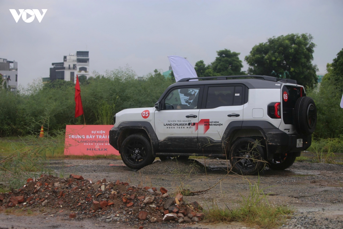 toyota land cruiser fj thu nghiem sa hinh off-road lay loi hinh anh 2