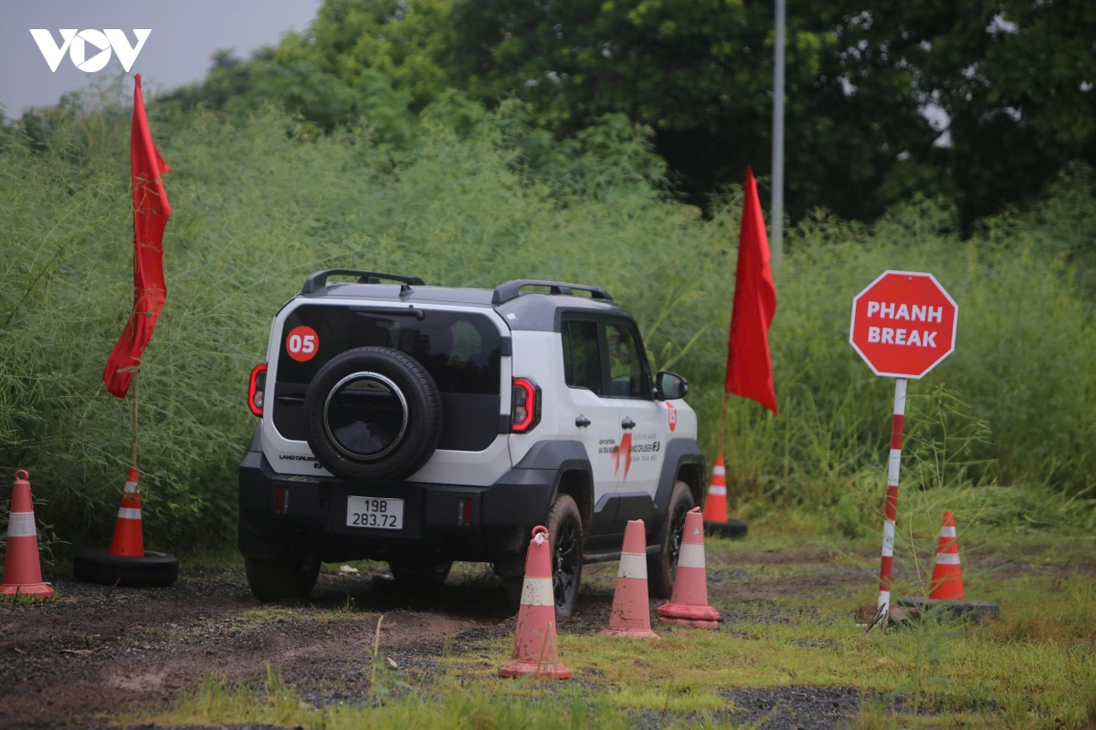 toyota land cruiser fj thu nghiem sa hinh off-road lay loi hinh anh 3