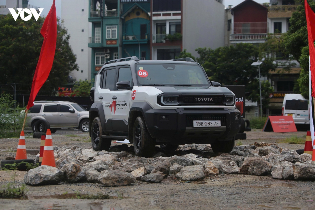 toyota land cruiser fj thu nghiem sa hinh off-road lay loi hinh anh 1