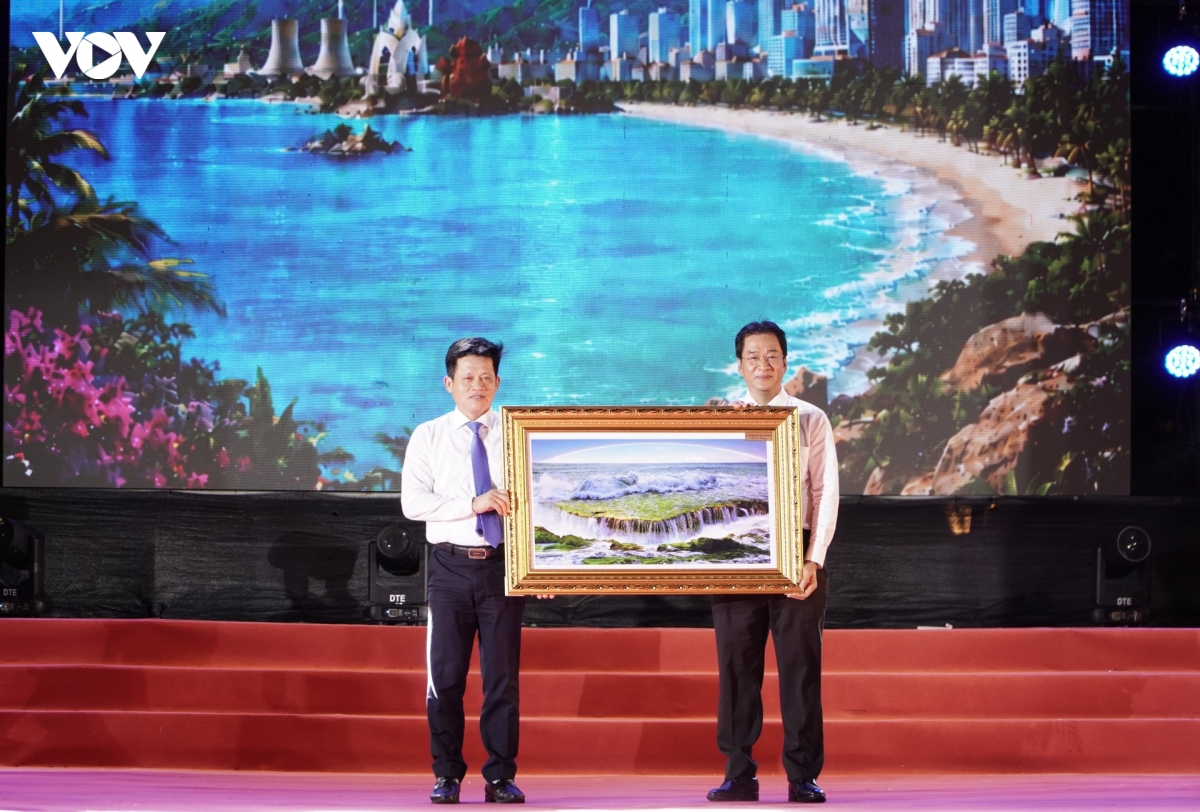 quang tri - khanh hoa tu mien hoa lua den vinh ngoc xanh hinh anh 3
