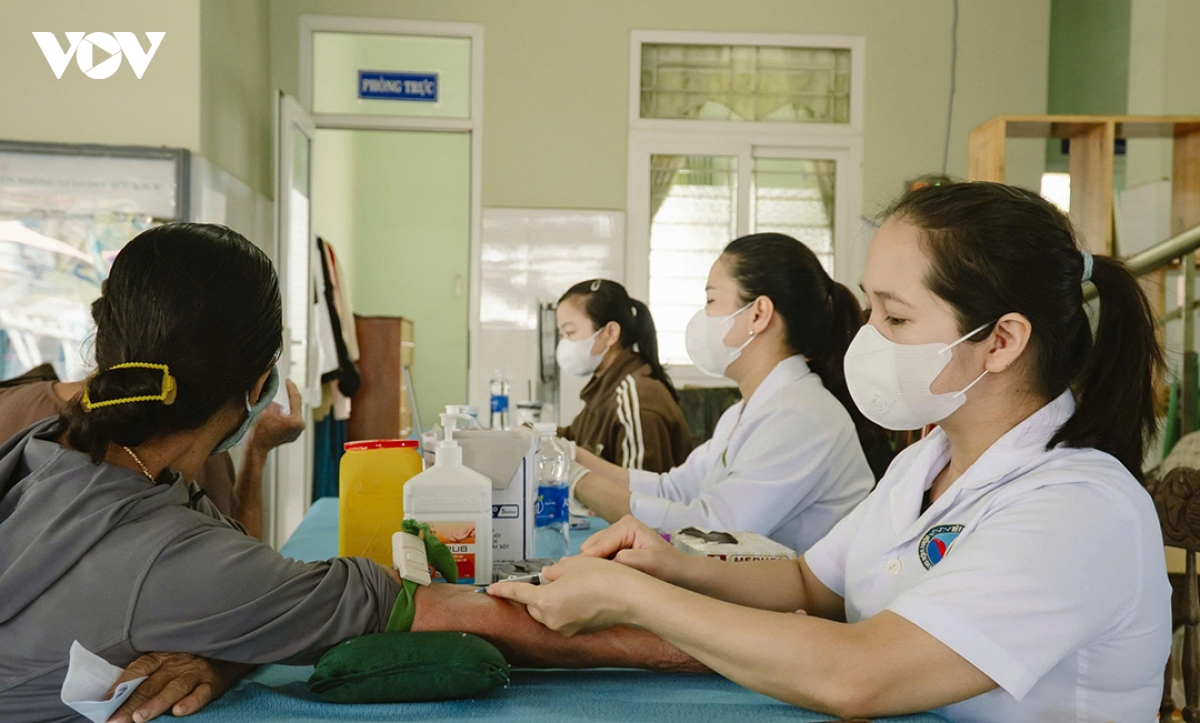 Dua bac si ve kham suc khoe cho hon 4000 nguoi dan xa dao tam hai, tp Da nang hinh anh 2