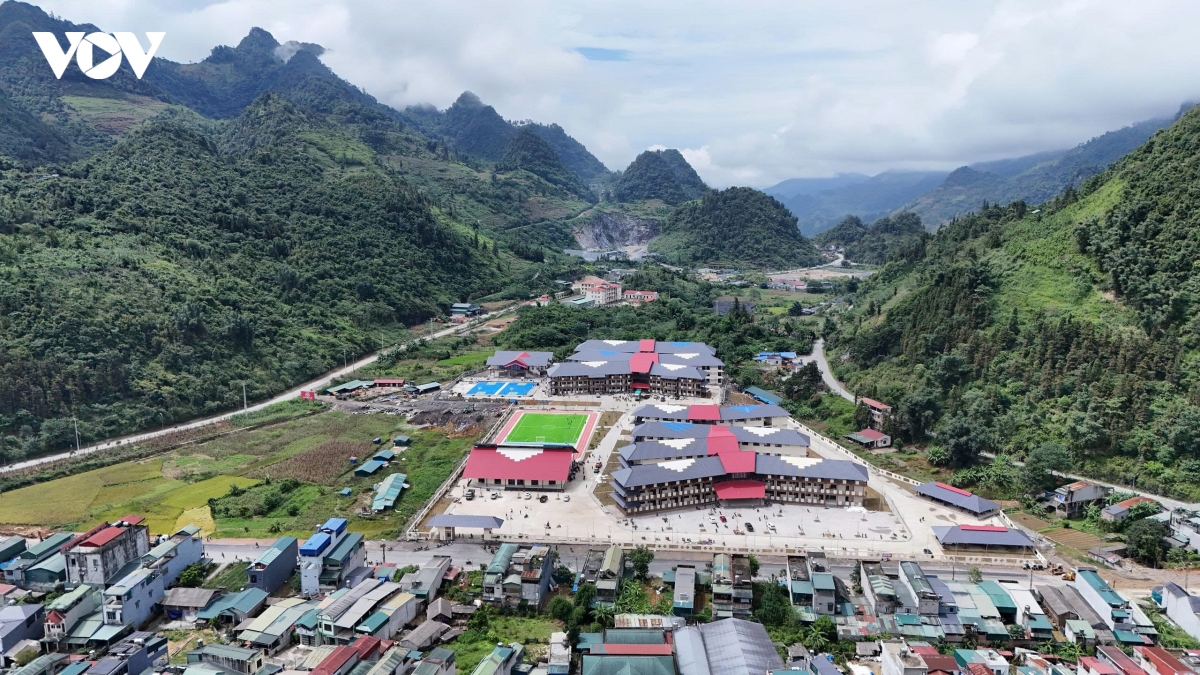 mau xanh ao linh tren nhung ngoi truong trong mo o lao cai hinh anh 14