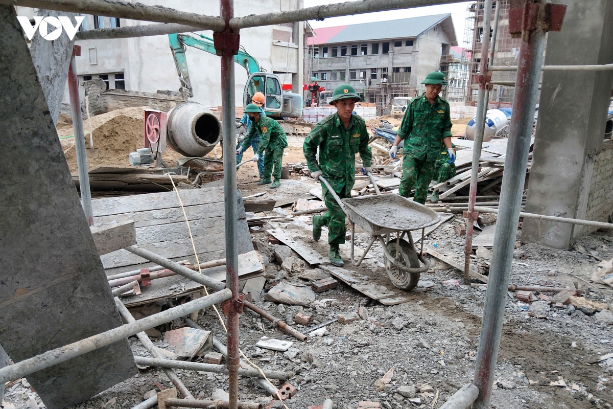 mau xanh ao linh tren nhung ngoi truong trong mo o lao cai hinh anh 2
