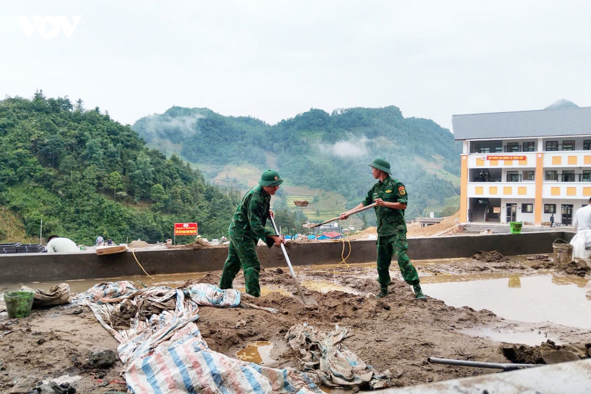 mau xanh ao linh tren nhung ngoi truong trong mo o lao cai hinh anh 3