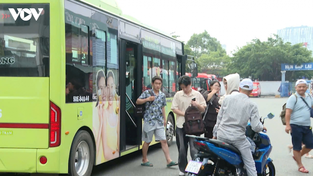 Ngày đầu kỳ nghỉ lễ, Vũng Tàu đón khá đông khách từ nội thành TP.HCM