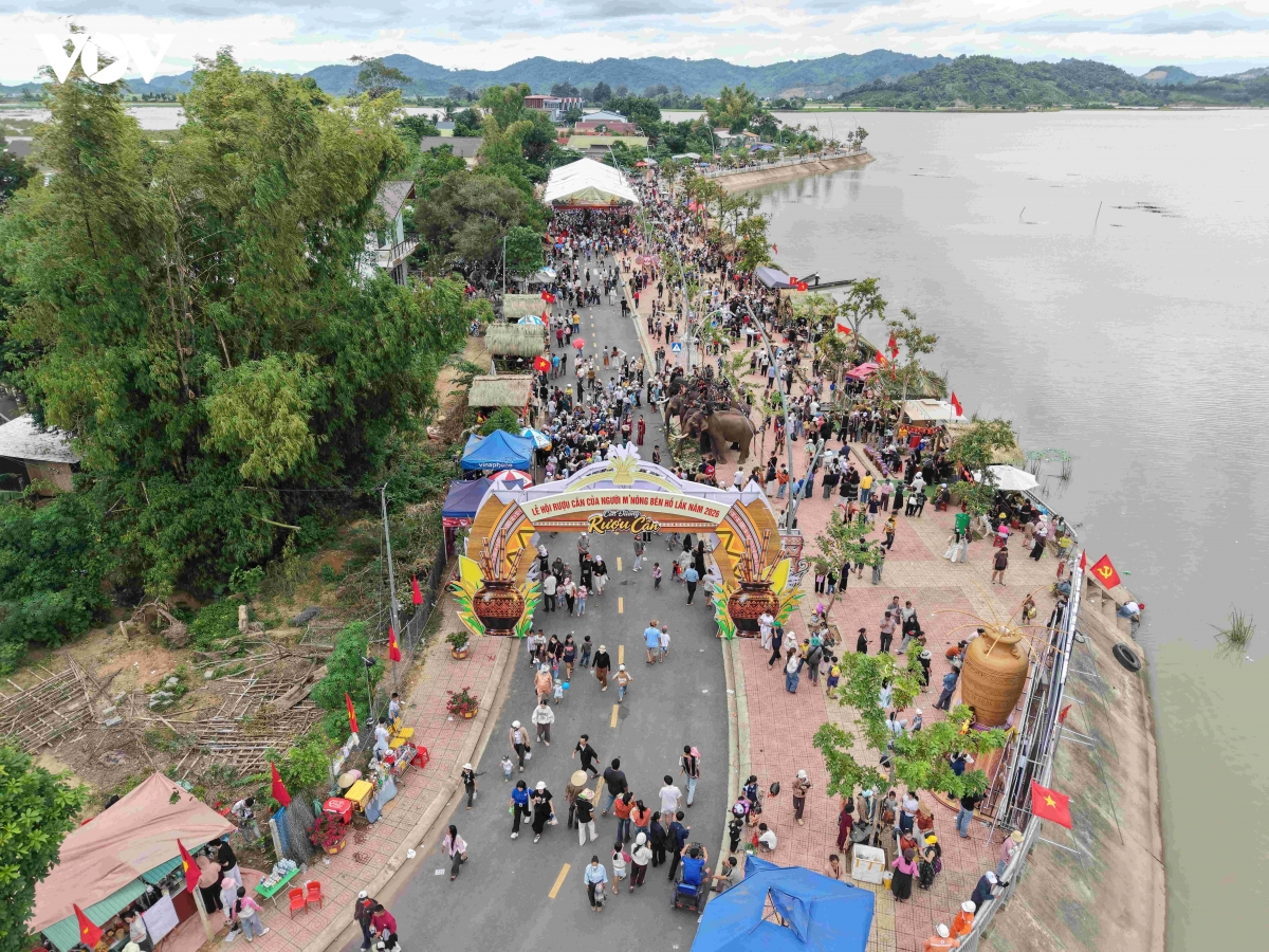 nhung khoanh khac an tuong tai le hoi ruou can ben ho lak hinh anh 9