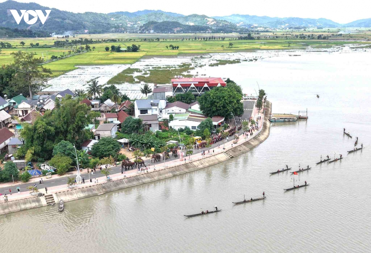 nhung khoanh khac an tuong tai le hoi ruou can ben ho lak hinh anh 1