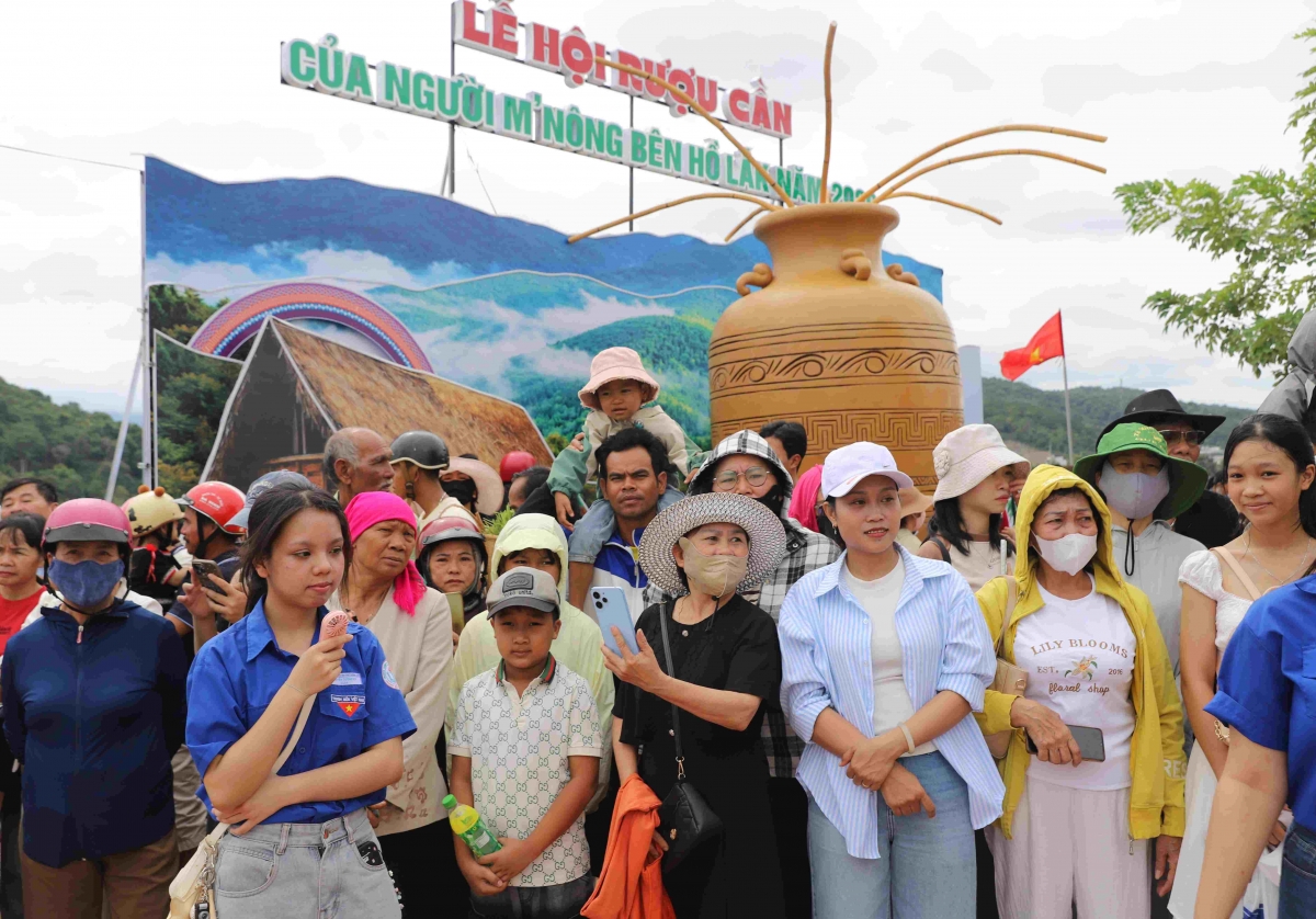 nhung khoanh khac an tuong tai le hoi ruou can ben ho lak hinh anh 7