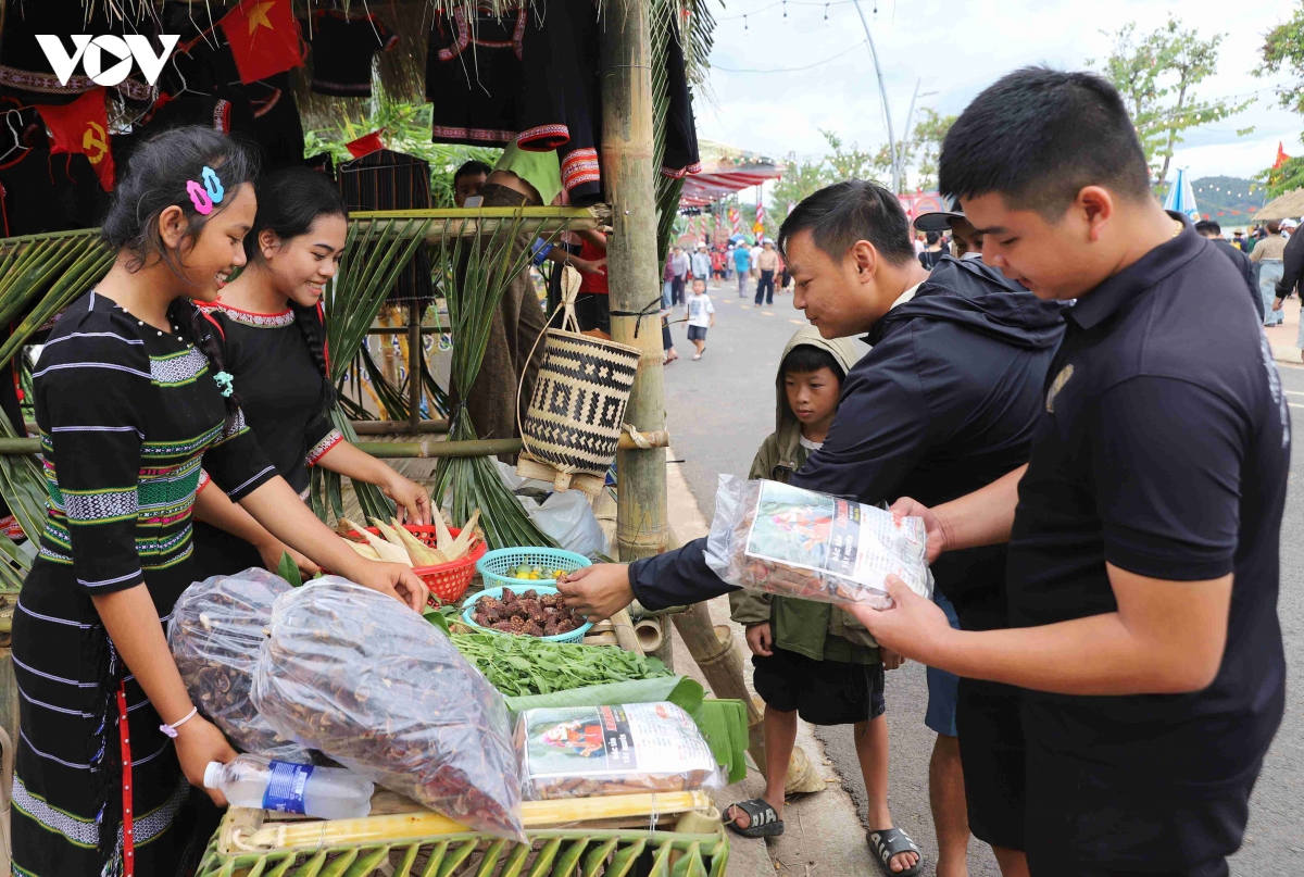 nhung khoanh khac an tuong tai le hoi ruou can ben ho lak hinh anh 8