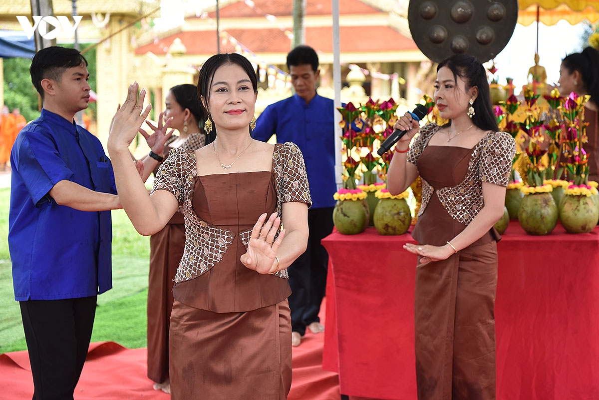 kham pha le hoi thak con cua nguoi khmer mien tay nam bo trong long ha noi hinh anh 2