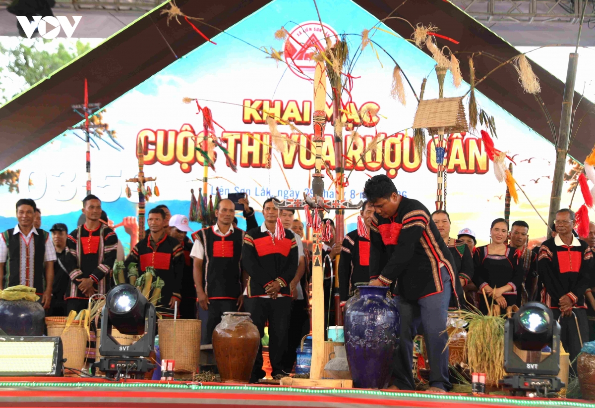 nhung khoanh khac an tuong tai le hoi ruou can ben ho lak hinh anh 4