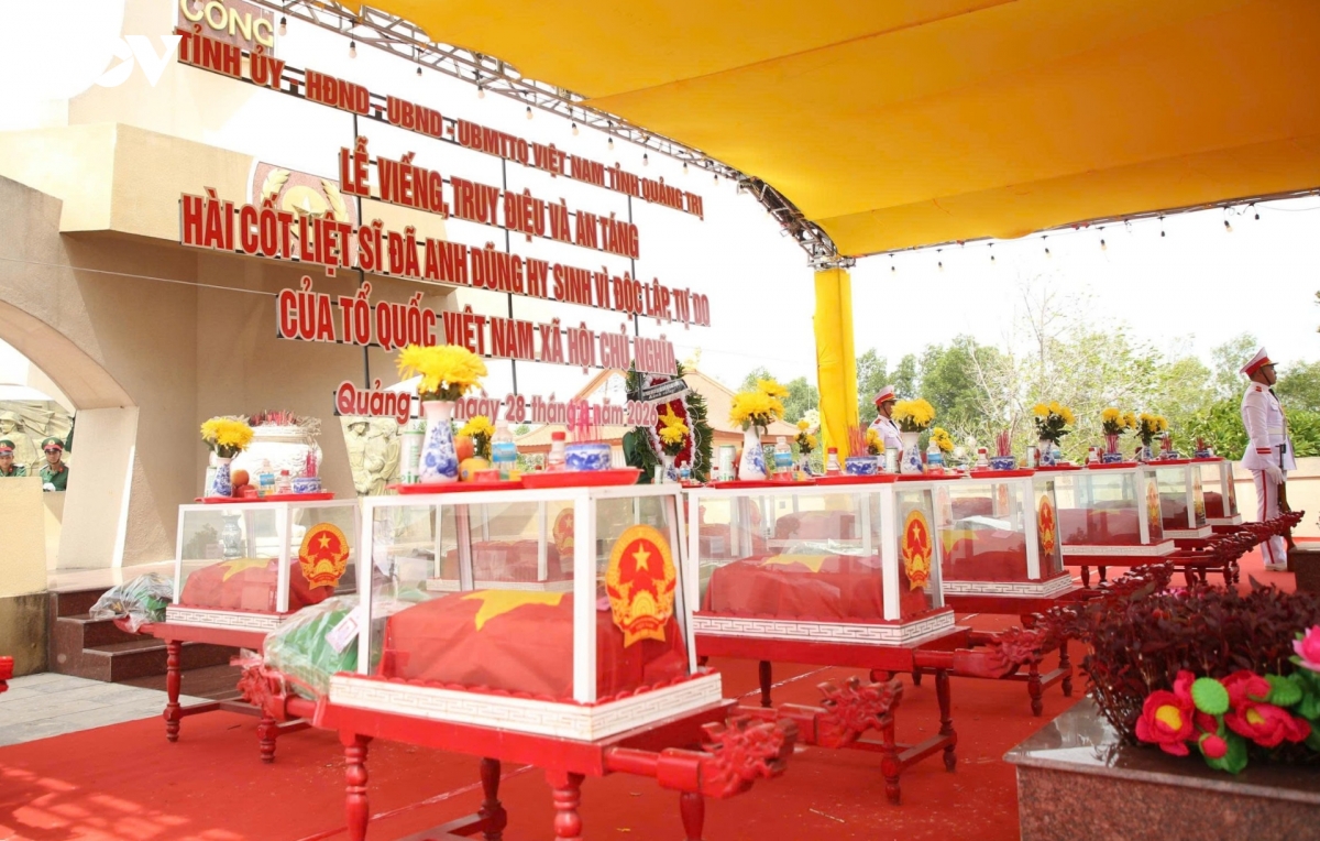truy dieu va an tang 13 hai cot liet si duoc tim thay tai cau nhi quang tri hinh anh 2