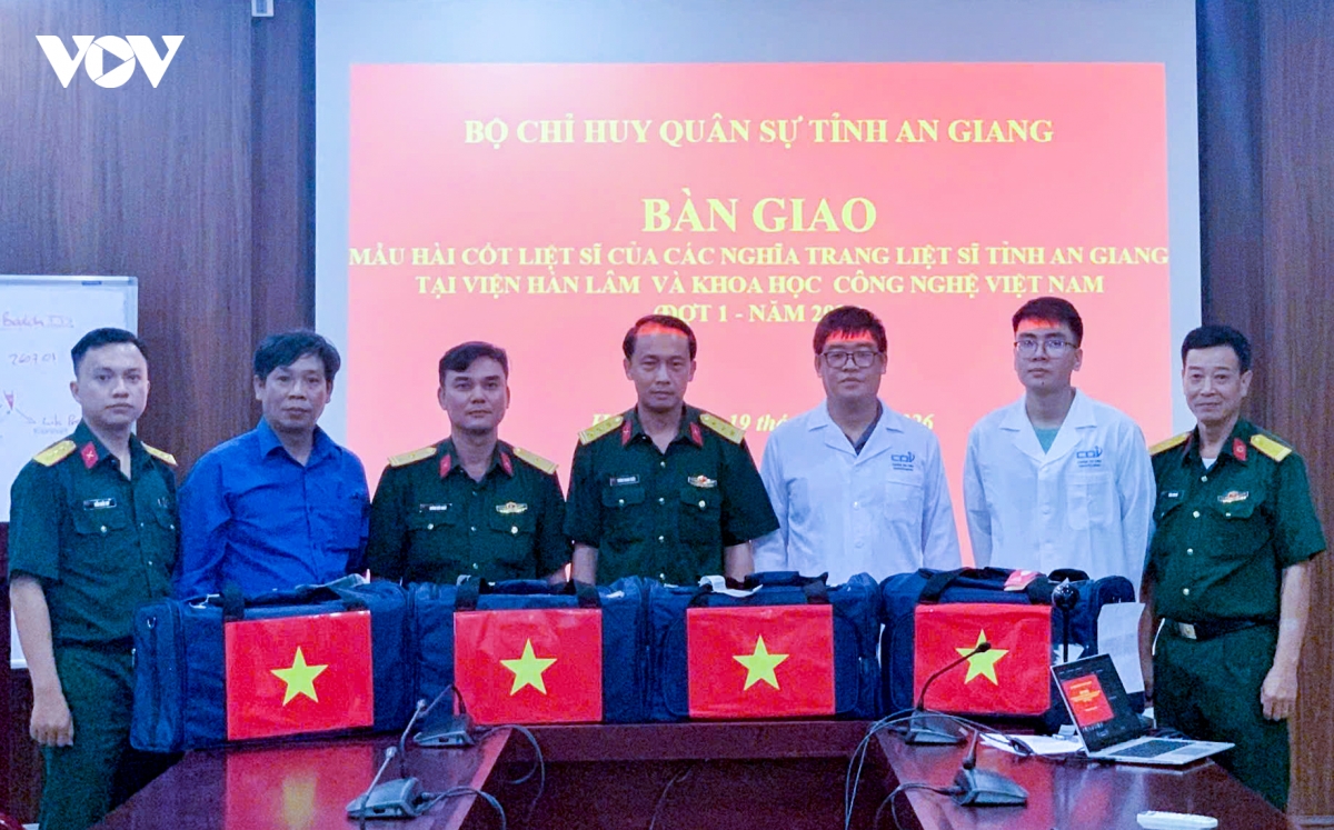 can tho va an giang ban giao 1.617 mau sinh pham hai cot liet si de giam dinh adn hinh anh 1