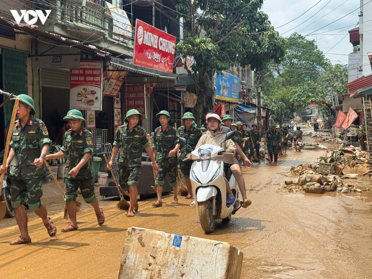 bun dat dac quanh, rac thai phu kin duong tai nhieu khu dan cu o lang son hinh anh 3