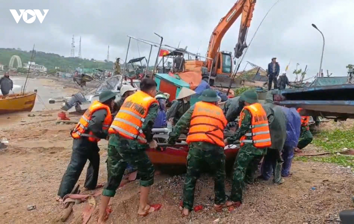 hai phong cam bien, khan truong dua tau thuyen ve noi tranh tru bao hinh anh 1
