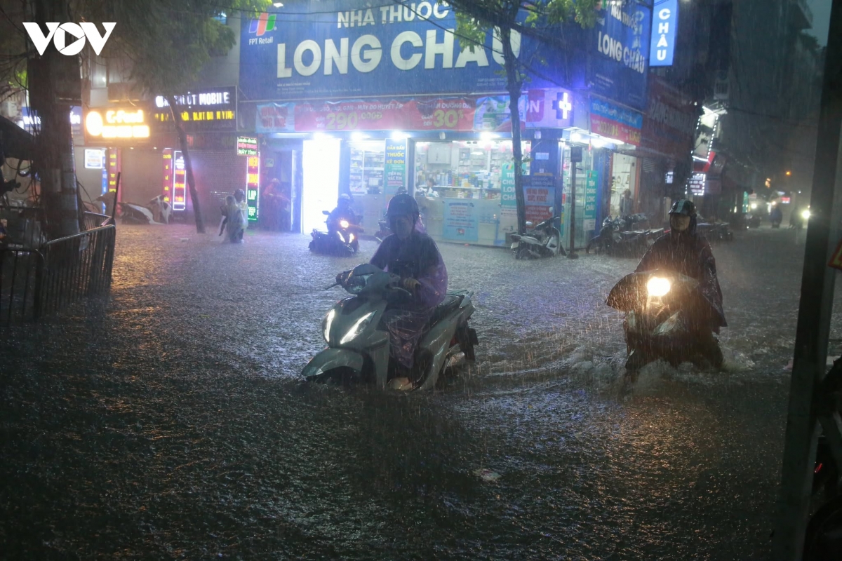 ha noi ngap cuc bo sau mua lon, giao thong chat vat gio tan tam hinh anh 13