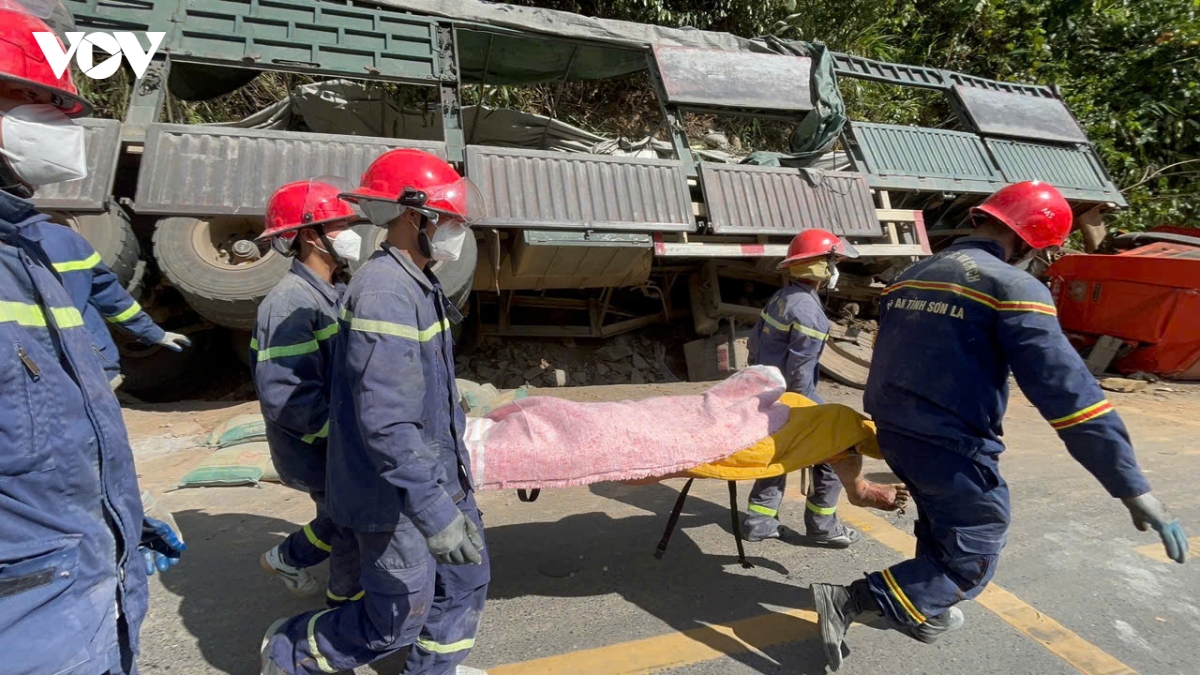 giai cuu nan nhan mac ket sau duoi truc banh xe dau keo o son la hinh anh 1