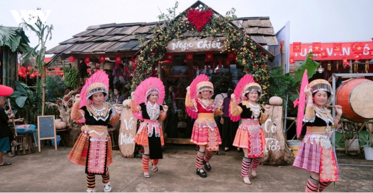 ethnic cultural colors converge in moc chau picture 11