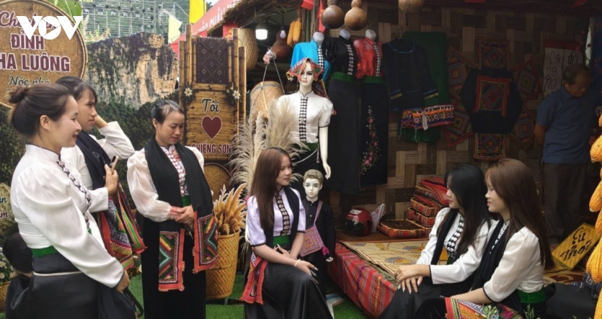 ethnic cultural colors converge in moc chau picture 12